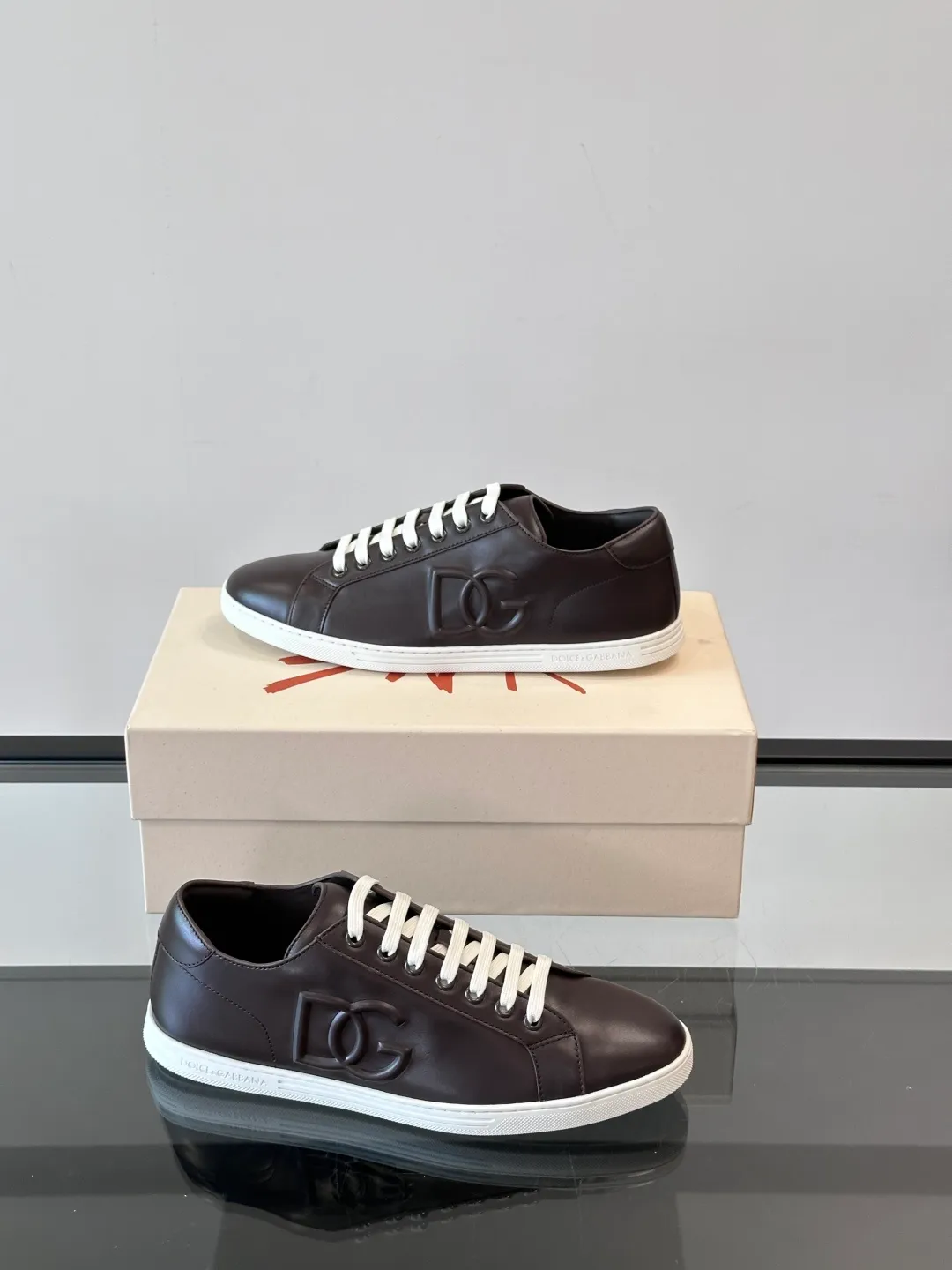 Men's shoes 💰p400 "DG" Dolce & Gabbana fashion casual shoes, high-end boutique men's casual sports shoes! Imported first layer cowhide. The contrasting color design attracts the eye, and the brand logo decoration on the tongue is exquisite and luxurious, super A level! Compared with the genuine product at the counter, the version is no worse at all! size: 38-44 (45 customized)